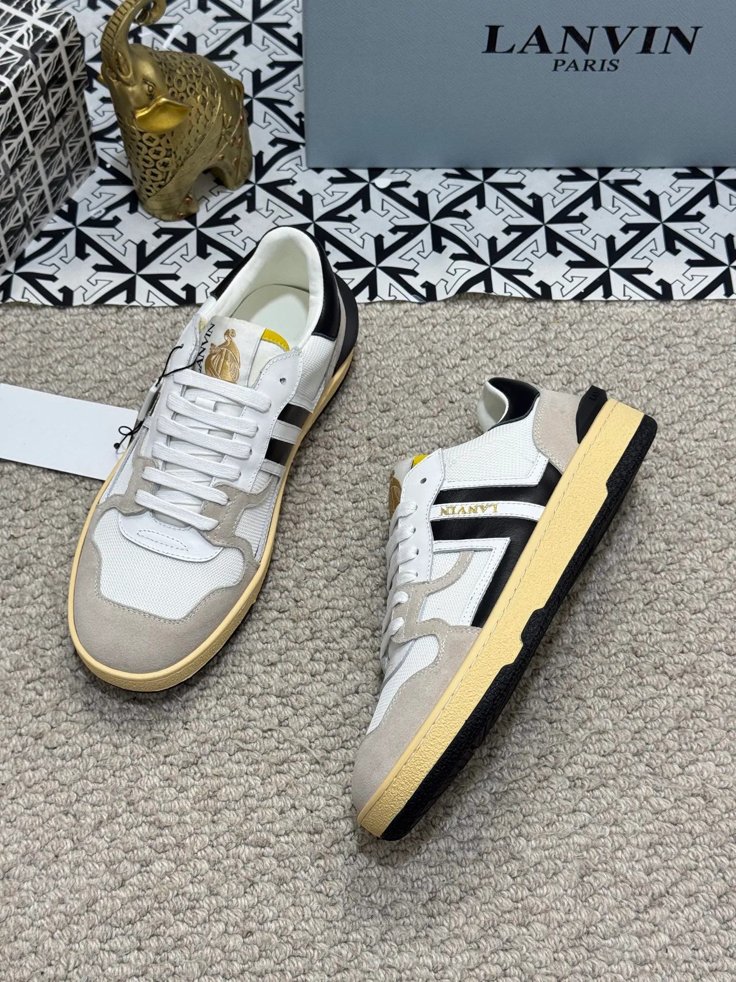 Men's men's shoes 💰520 [New style] 🦈🦈lanvin #LANVIN spring and summer series new colors ❤️‍🔥The latest lace-up fashionable casual Forrest Gump running shoes~bumpr high-quality couple 👫 series!! The latest trendy products of the season. Many bloggers have planted grass and purchased the original molds for customization. The uppers are nubuck leather. They are very versatile, fashionable and casual, and are comfortable to wear on the feet. Recommended! The original molds have clear logo rubber bottoms, which are non-slip and wear-resistant. Size: Female 36~40 Male 38-44 (45 customized
